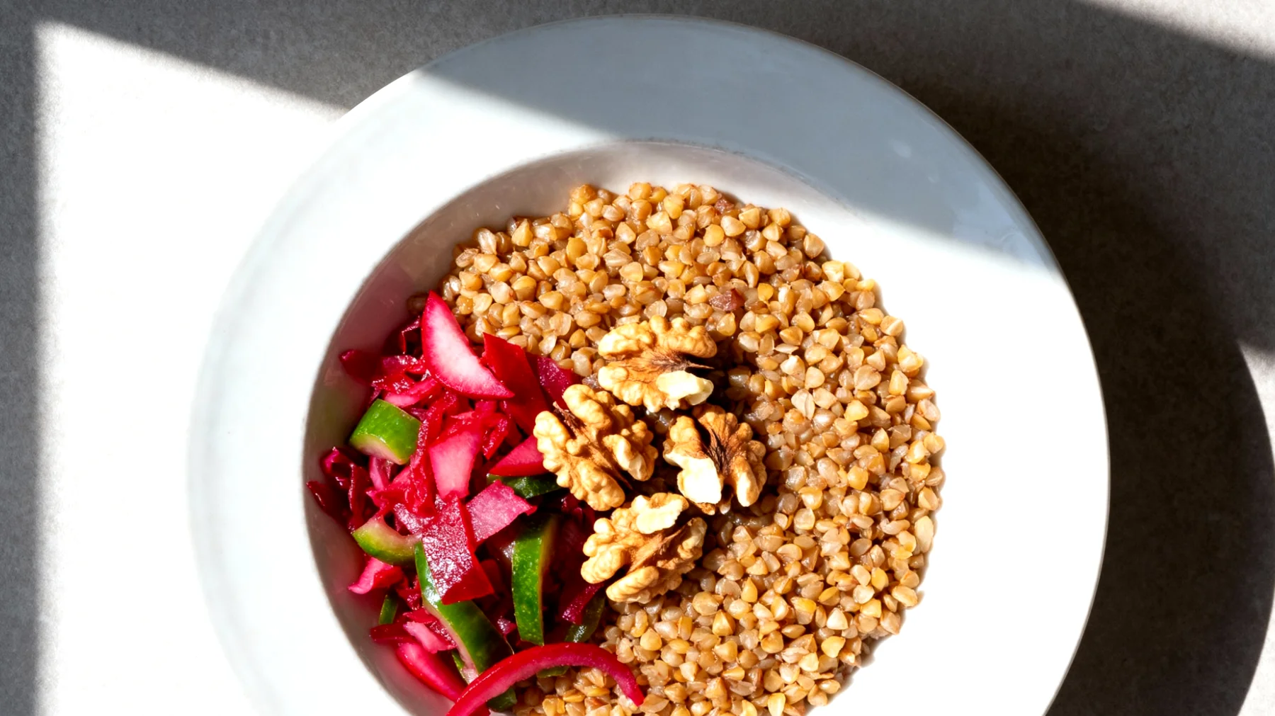Buchweizen-Bowl mit fermentiertem Gemüse und Walnüssen"