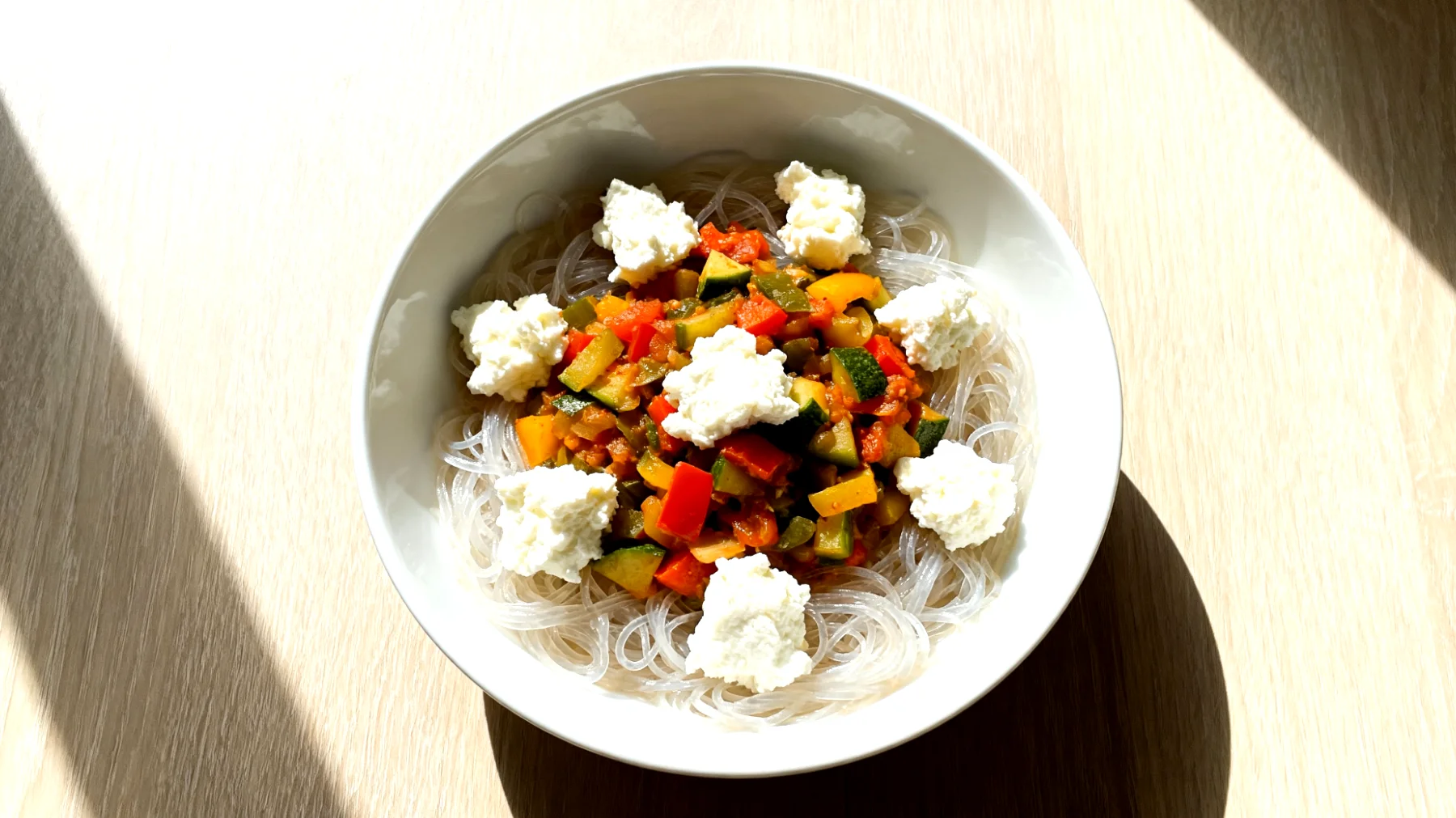 Konjac-Nudeln (Shirataki) mit Gemüseragout und Hüttenkäse"