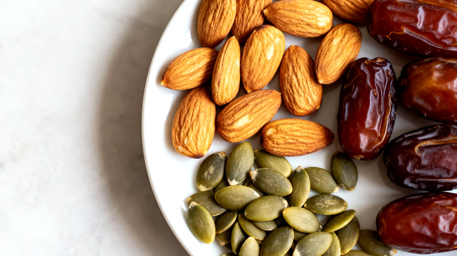 Mandorle con datteri e semi di zucca"
