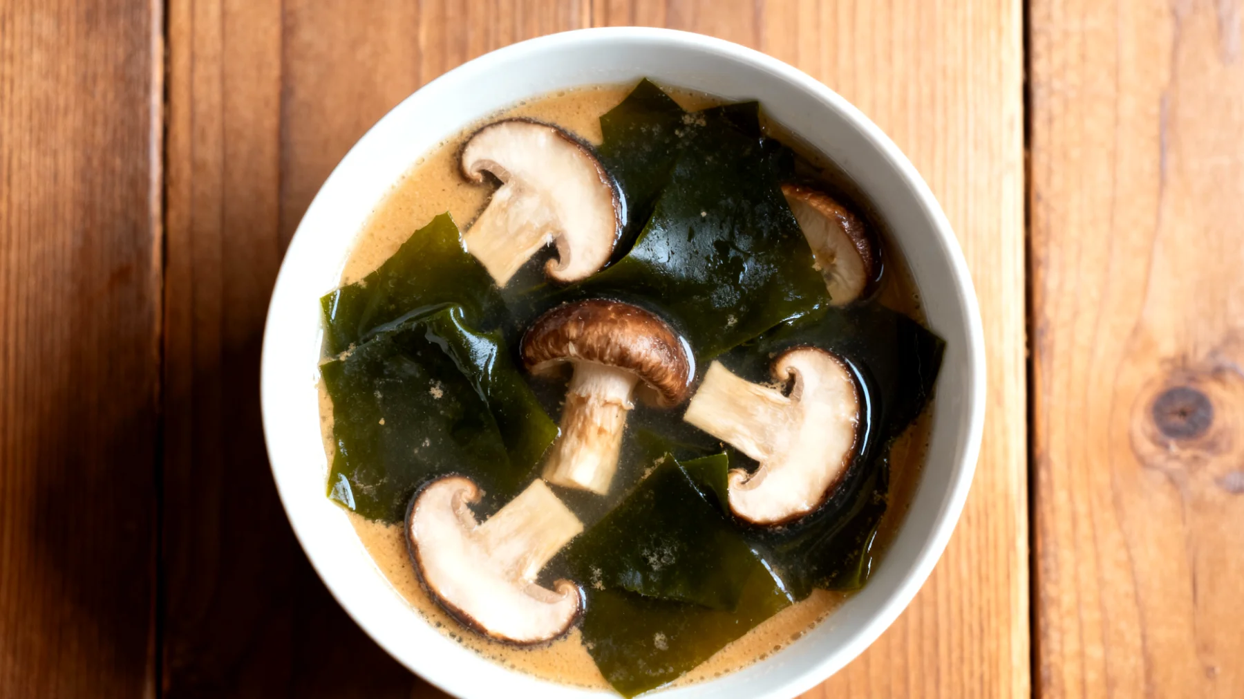 Miso-Suppe mit Seetang (Wakame) und Shiitake-Pilzen"
