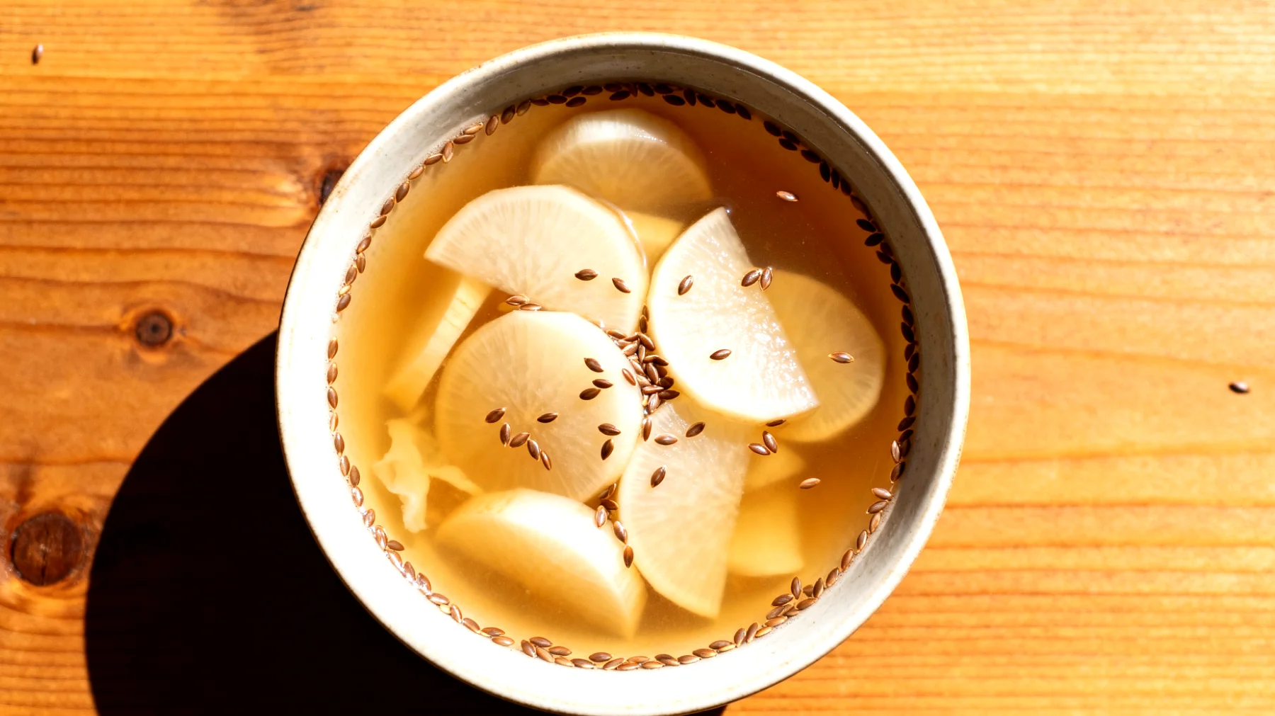 Miso-Suppe mit fermentierten Rüben und Leinsamen"