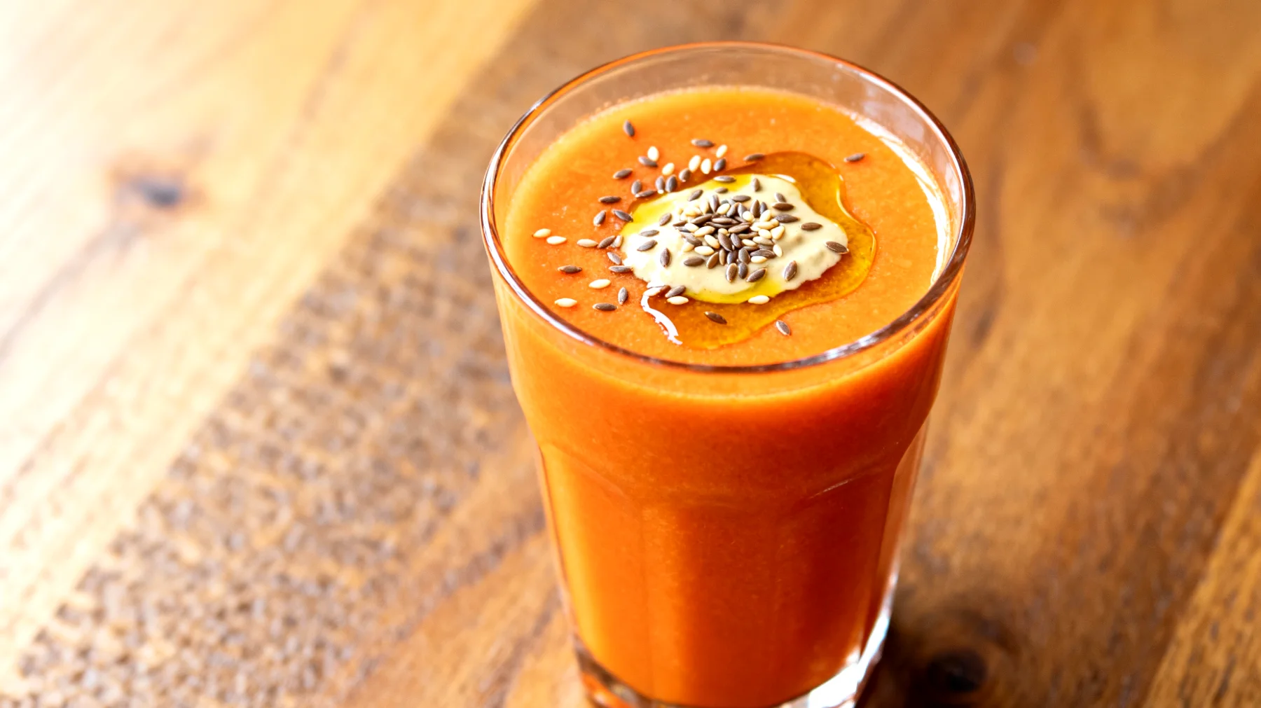 Karottensaft mit Leinsamenöl und Sesampaste (Tahini)"