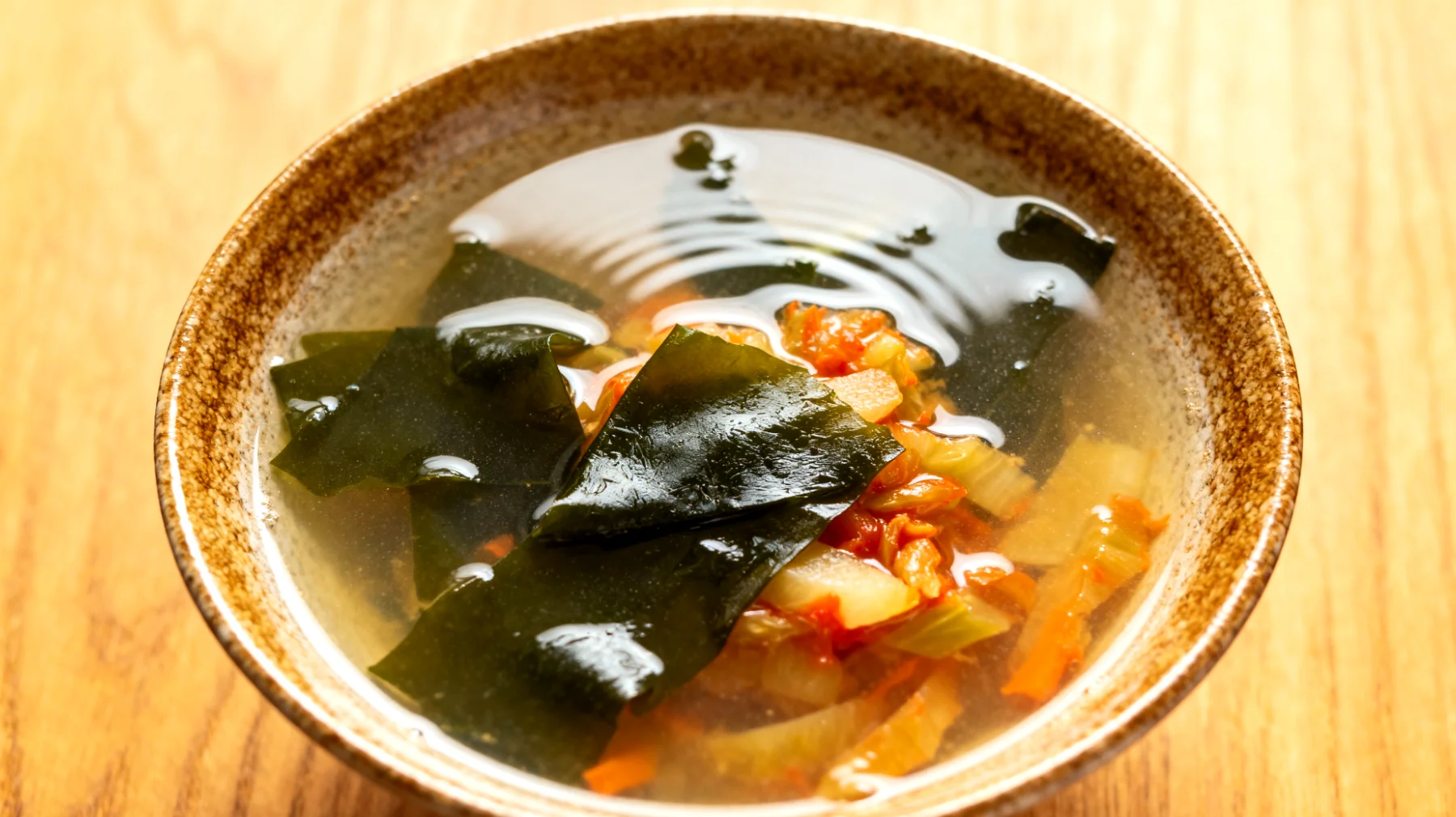 Miso-Suppe mit Wakame-Algen und fermentiertem Gemüse"
