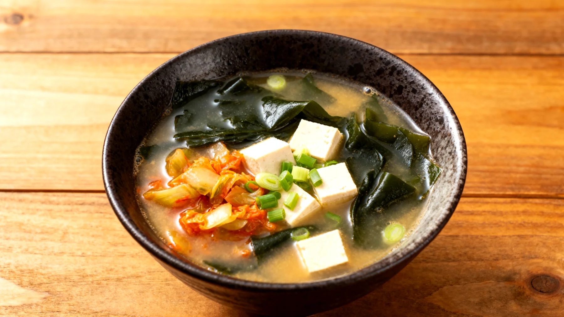 Miso-Suppe mit Wakame-Algen und fermentiertem Gemüse"