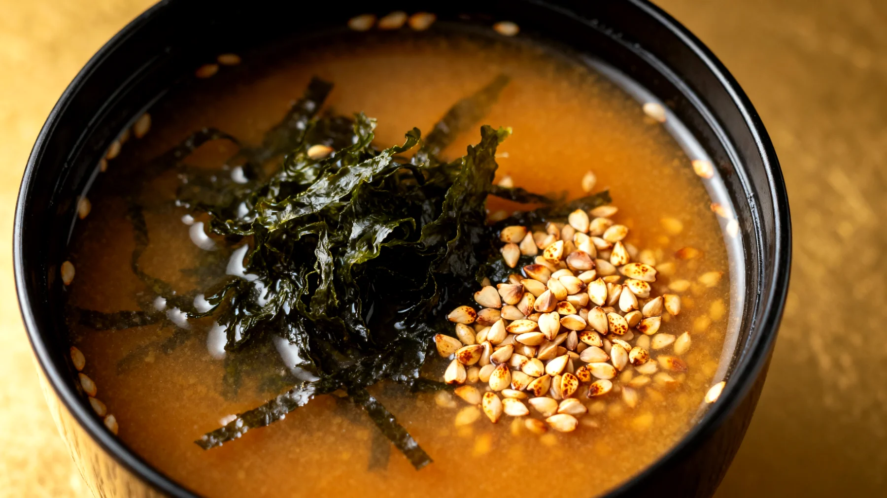 Miso-Suppe mit Wakame-Algen und geröstetem Buchweizen"