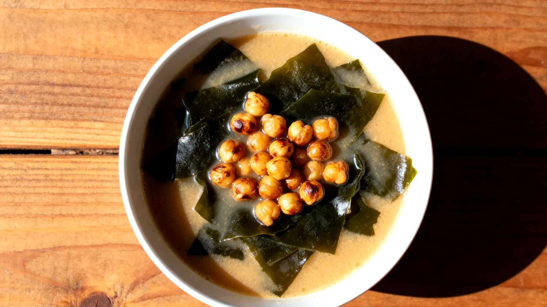 Miso-Suppe mit Wakame-Algen und gerösteten Kichererbsen"