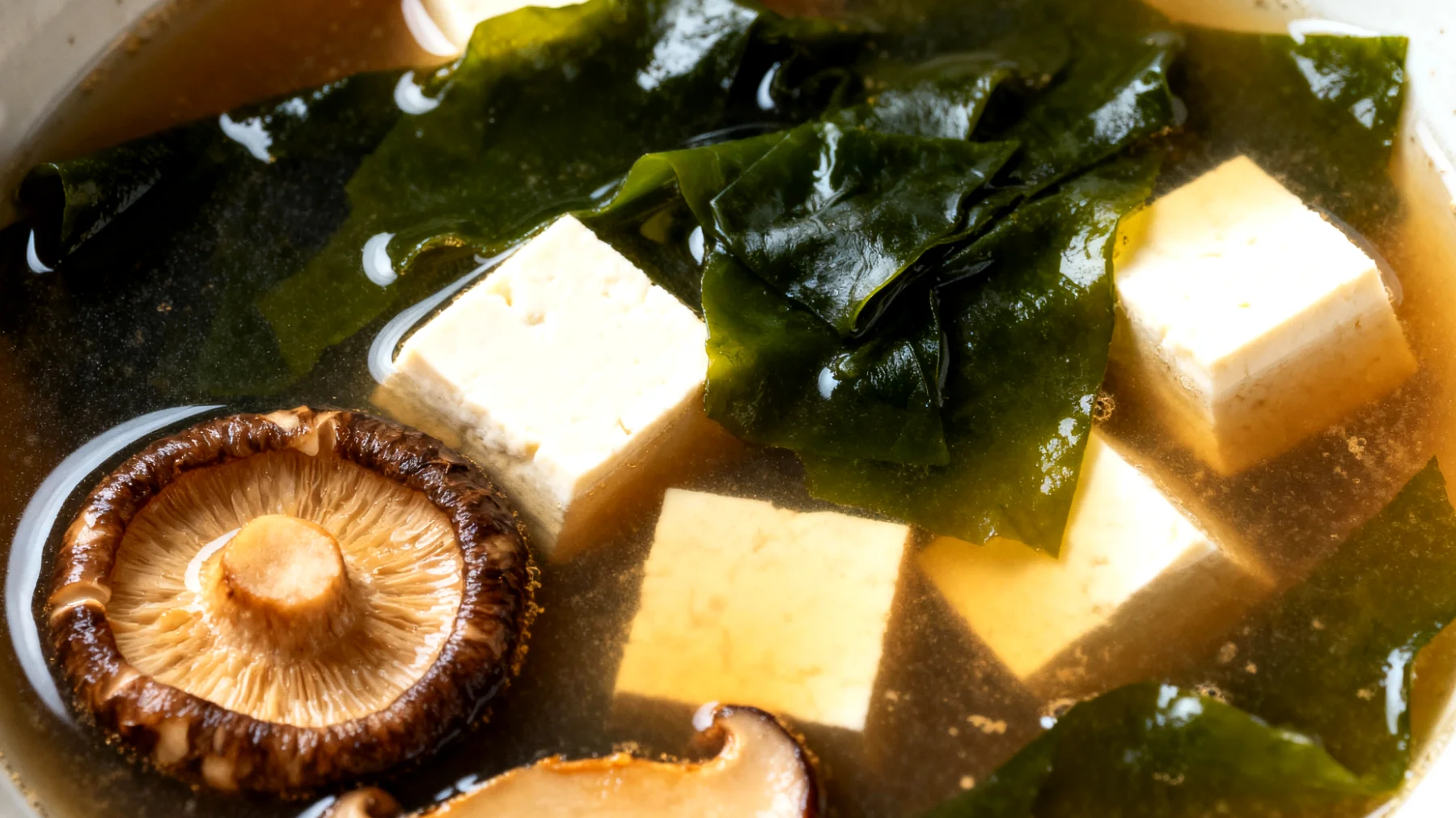 Miso-Suppe mit Wakame-Algen, Seidentofu und fermentierten Shiitake-Pilzen"