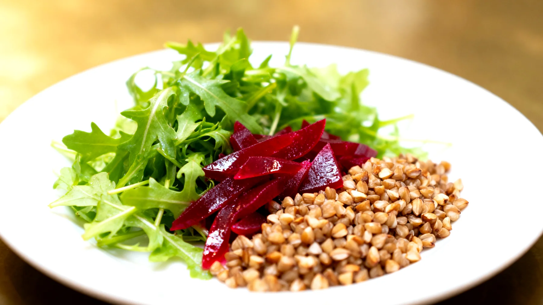 Mizuna-Salat mit fermentierten roten Rüben und Buchweizenkasha"